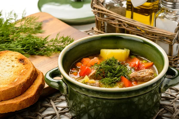 肉と野菜のハンガリー スープ グーラッシュ. — ストック写真