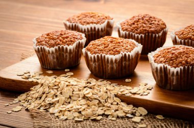 Yulaf muffins kahverengi ahşap tahta üzerinde.