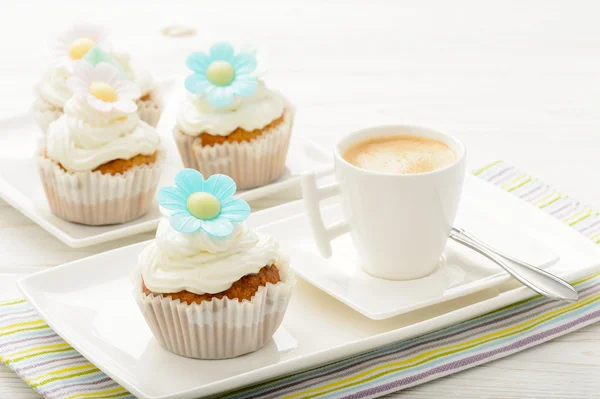 Cupcakes with buttercream decorated with flowers. — Stock Photo, Image