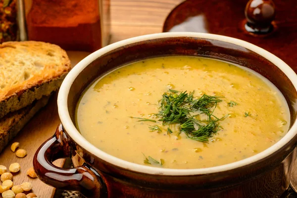 Гороховий вершковий суп у коричневому керамічному горщику . — стокове фото