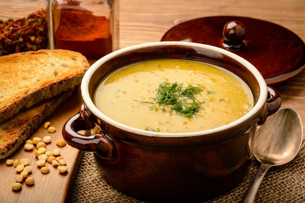 Гороховий вершковий суп у коричневому керамічному горщику . — стокове фото