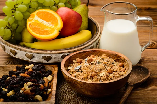 Здоровый завтрак с мюсли, молоком, свежими фруктами и орехами . Лицензионные Стоковые Изображения