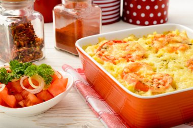 Kıyılmış et, sebze ve peynir ile güveç.