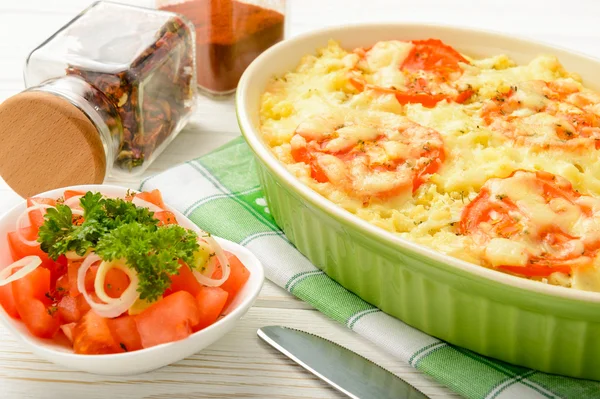 Cacerola con carne picada, verduras y queso . — Foto de Stock