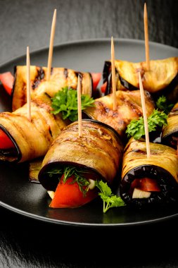 Patlıcan domates, sarımsak ve dereotu ile rulo.