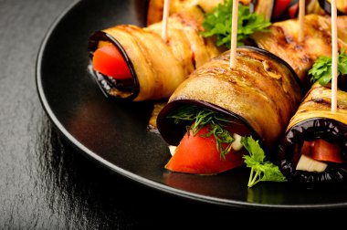 Patlıcan domates, sarımsak ve dereotu ile rulo.