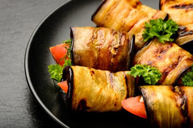 Patlıcan domates, sarımsak ve dereotu ile rulo.