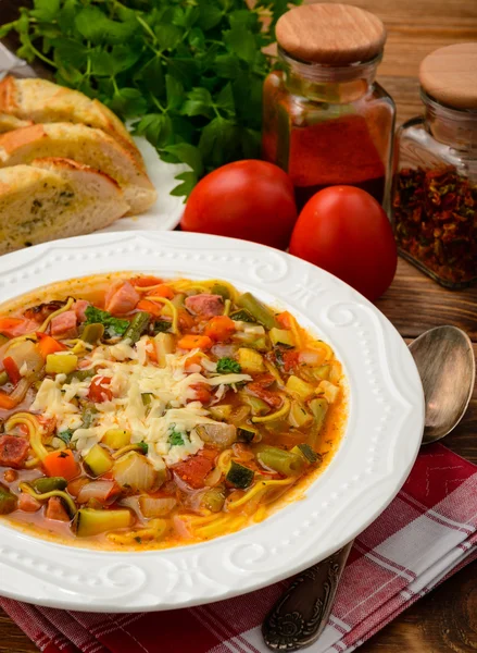 Kahverengi ahşap masa sebze çorbası sebzeli çorba-İtalyanca. — Stok fotoğraf