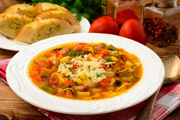 Минестроне - итальянский суп с овощами на коричневом деревянном столе . — стоковое фото