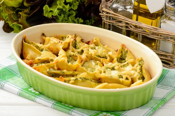 Ιταλική κουζίνα - κοχύλια ζυμαρικά γεμιστά με σπανάκι, ρικότα και ψημένο με ντομάτα. — Φωτογραφία Αρχείου