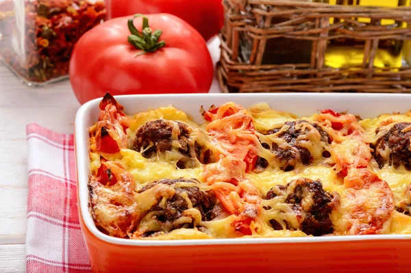 Cazuela con verduras, albóndigas y queso . —  Fotos de Stock