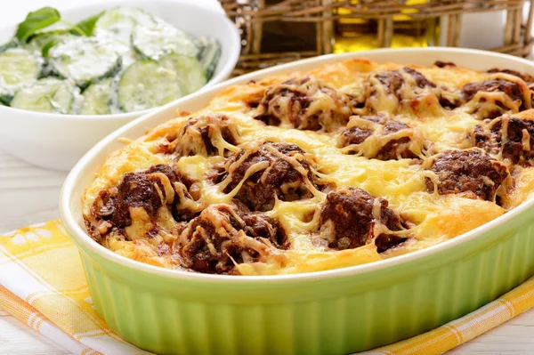 Cazuela con verduras, albóndigas y queso . — Foto de Stock