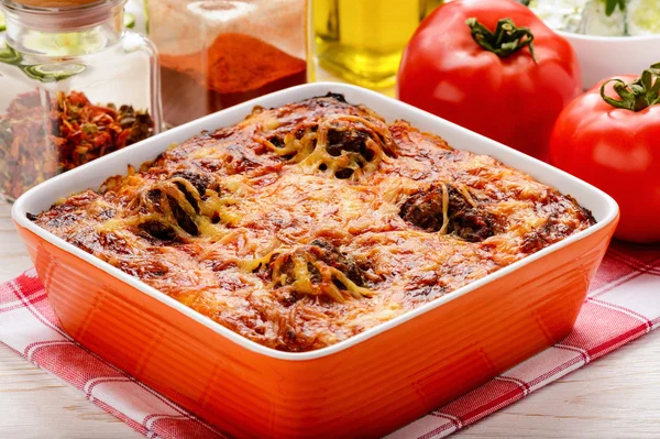 Caçarola com legumes, almôndegas e queijo . — Fotografia de Stock