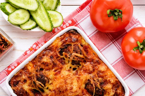 Cazuela con verduras, albóndigas y queso . — Foto de Stock