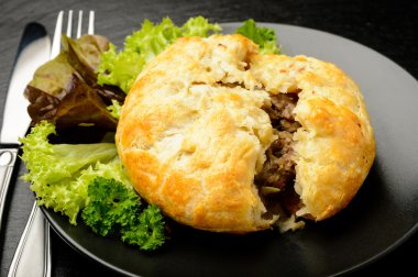 Pasta siyah plaka üzerinde kıyılmış et ile.