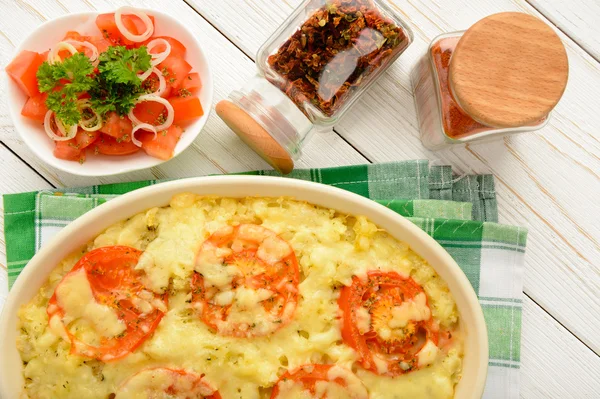 Cacerola con carne picada, verduras y queso . —  Fotos de Stock