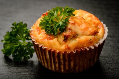 Tavuk ve peynir kara tahta üzerinde ev yapımı kek.