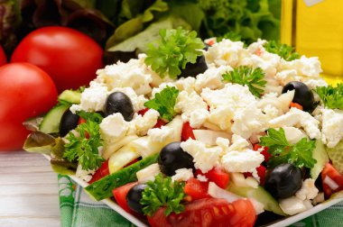 Sebze salatası ile domates, salatalık, zeytin ve beyaz peynir - Bulgar geleneksel yaz salatası.
