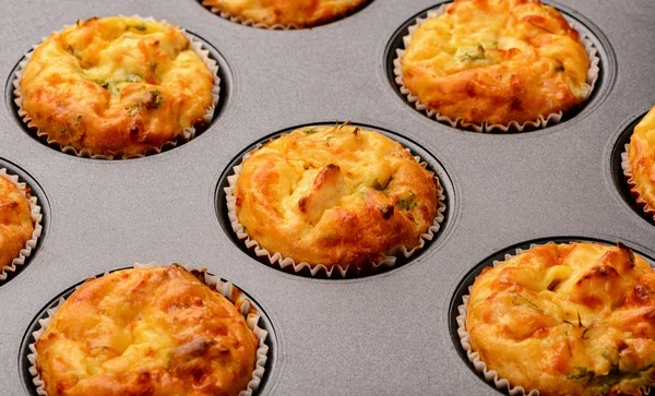 Hausgemachte Muffins mit Huhn und Käse in schwarzer Form zum Backen. — Stockfoto