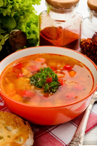 Ahşap masa üzerinde kırmızı mercimek çorbası.