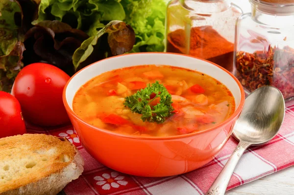 Rote Linsensuppe auf Holztisch. — Stockfoto