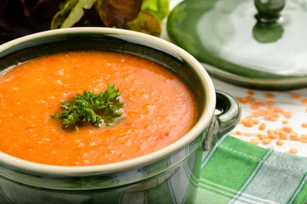 Червоний сочевичний вершковий суп на дерев'яному столі . — стокове фото