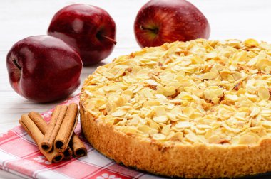 Elmalı turta ile krem peynir ve badem Beyaz ahşap zemin üzerinde.