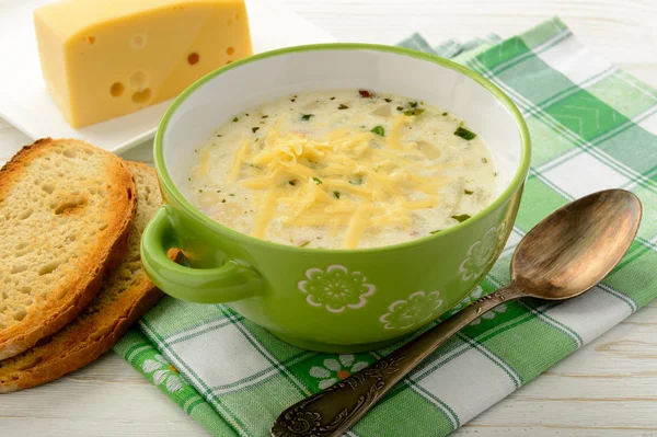 Sopa de batata com queijo na mesa de madeira branca . — Fotografia de Stock