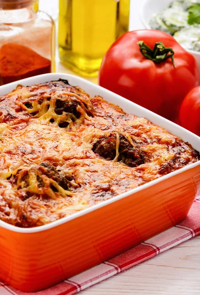 Cazuela con verduras, albóndigas y queso . — Foto de Stock