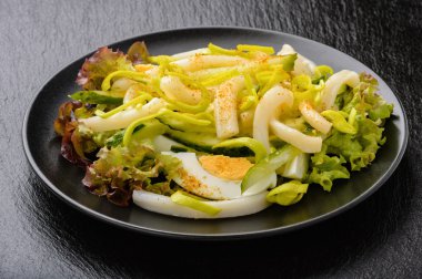 Kalamar, salatalık ve yumurta salatası.