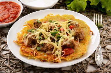 Patates tava keki gulaş ile.