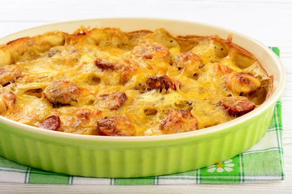 Casserole with potatoes, sausages, tomatoes and cheese. — Stock Photo, Image