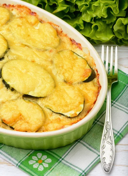 Casseruola con zucchine, pollo e formaggio . — Foto Stock