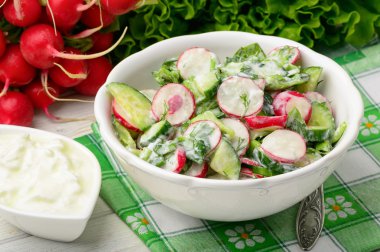 Turp, salatalık, yeşillik ve doğal yoğurt ile bahar sebze salatası.
