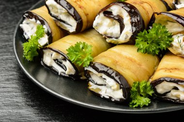 Meze - krem peynir, sarımsak ve Yeşiller ile doldurulmuş patlıcan ruloları. 