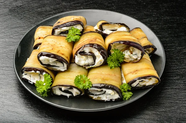 Meze - krem peynir, sarımsak ve Yeşiller ile doldurulmuş patlıcan ruloları. 
