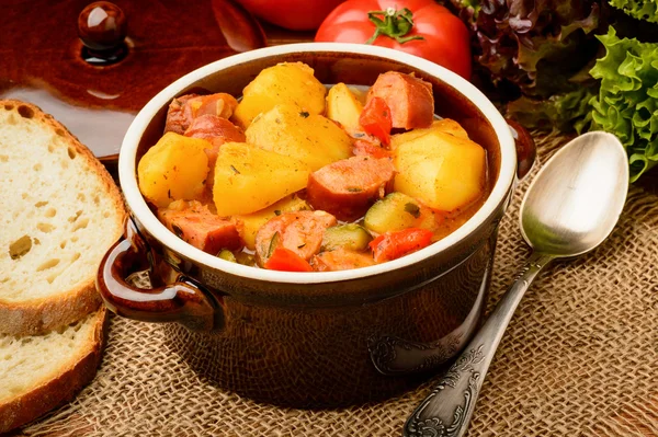 Verduras guisadas con salchichas de cerdo en maceta de cerámica . — Foto de Stock