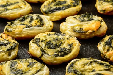 Ispanak ve beyaz puffs siyah arka plan üzerine.