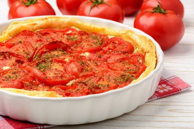 Quiche ile krem peynir ve domates Beyaz ahşap tablo.