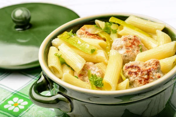 Penne di pasta con polpette. porro e salsa di formaggio . — Foto Stock