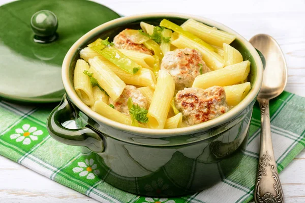 Makaron penne z klopsikami. pora i sosem serowym. — Zdjęcie stockowe