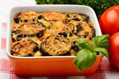 Musakka - patlıcan ile Yunan güveç.