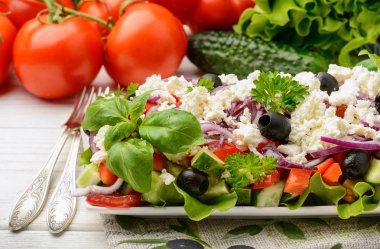 Sebze salatası ile domates, salatalık, zeytin ve beyaz peynir - Bulgar geleneksel yaz salatası.