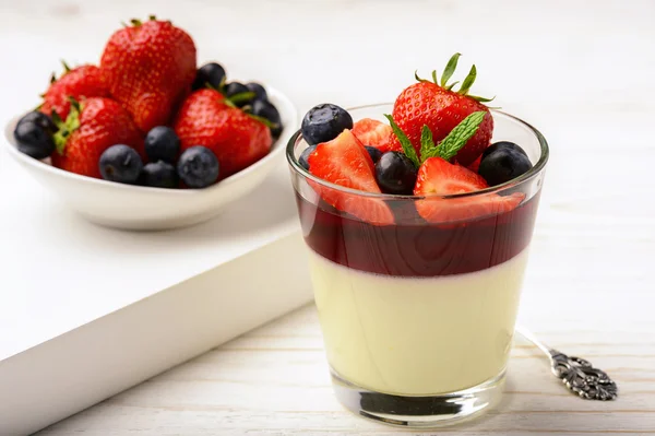 Postre de fresa en capas - panna cotta con jalea de bayas, arándanos y fresas . —  Fotos de Stock