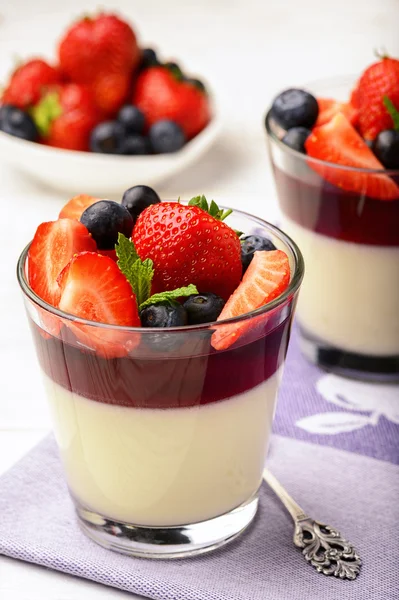 Sobremesa de morango em camadas - panna cotta com geleia de baga, mirtilos e morangos . — Fotografia de Stock