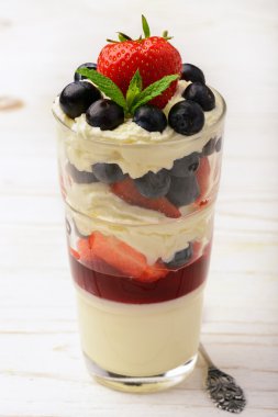 Çilekli tatlı - panna cotta berry jöle, böğürtlen ve çilek ile katmanlı.