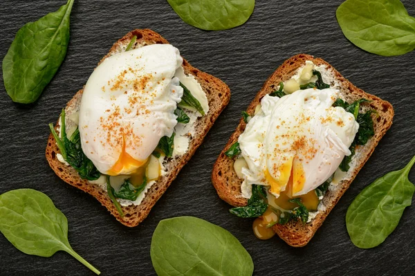 Здоровый завтрак - сэндвич со сливочным сыром, шпинатом и яичницей . — стоковое фото