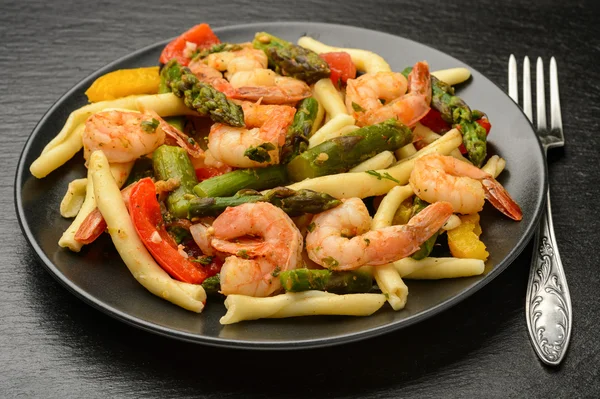 Pasta italiana con gamberetti, asparagi, paprica e pomodori . — Foto Stock