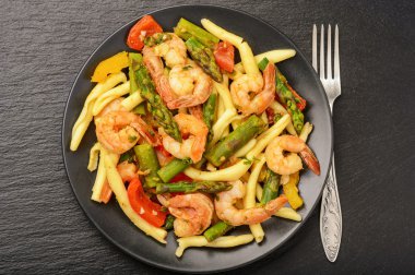 İtalyan makarna karides, kuşkonmaz, kırmızı biber ve domates ile.