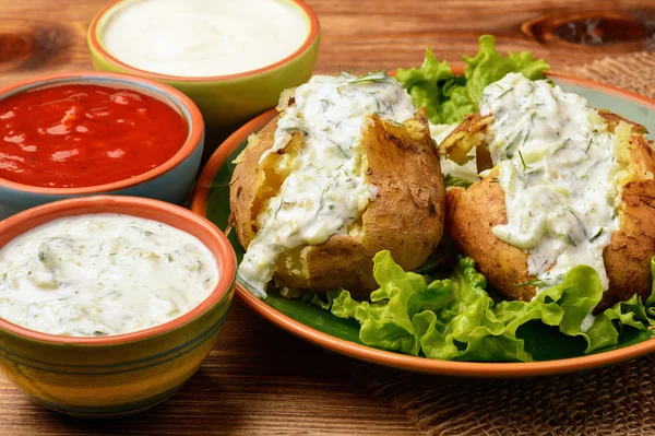 Jacke Kartoffeln serviert mit Tzatziki-Sauce. — Stockfoto